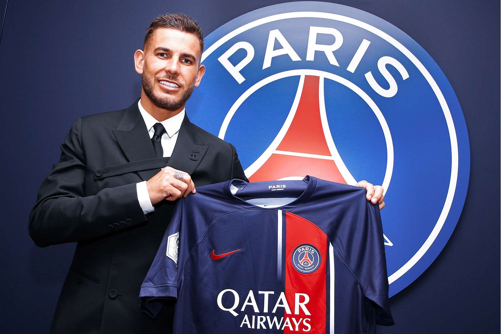 Lucas Hernández signs for Paris Saint-Germain until 2028