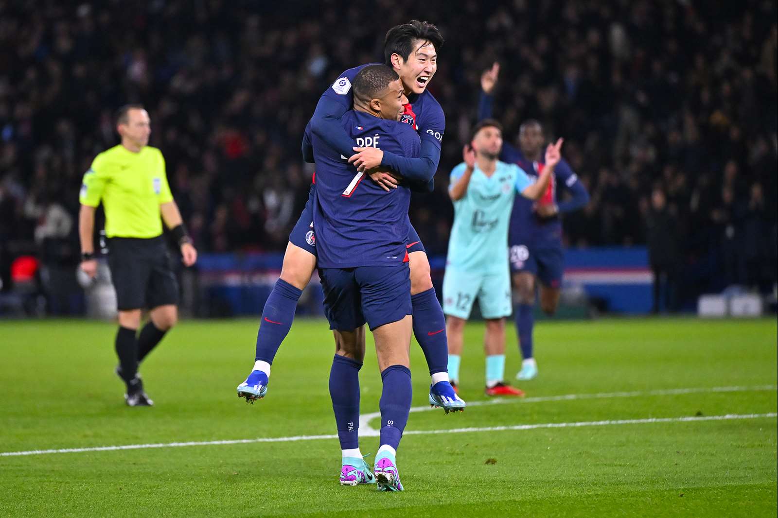 PSG go top with 3-0 win over Montpellier